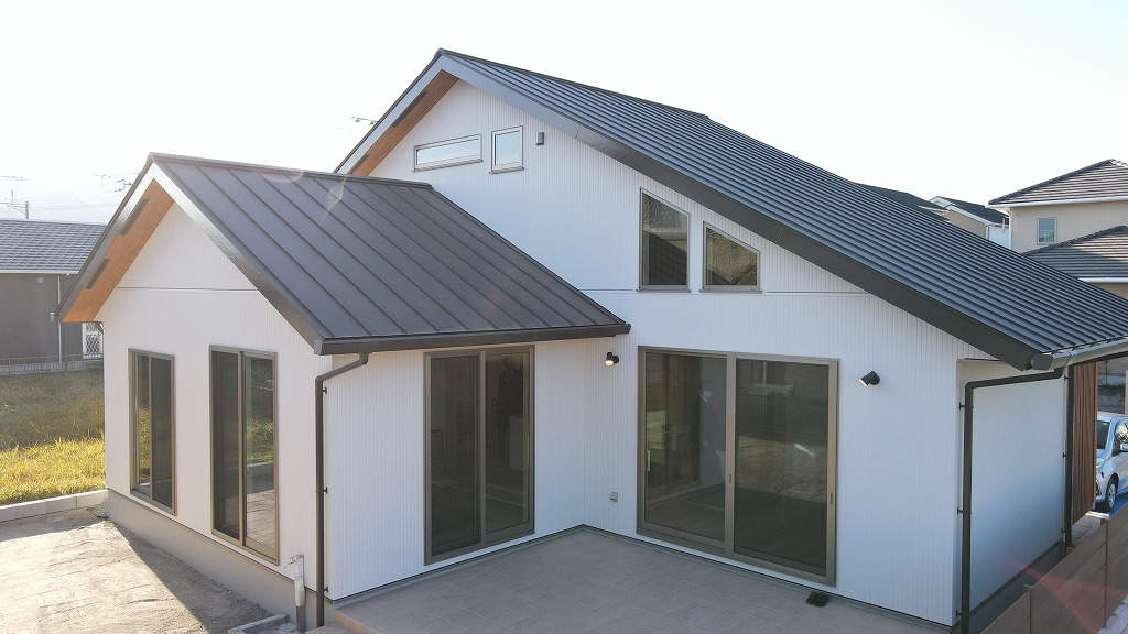 ひだまりでまったりと過ごす、タイルデッキのある家