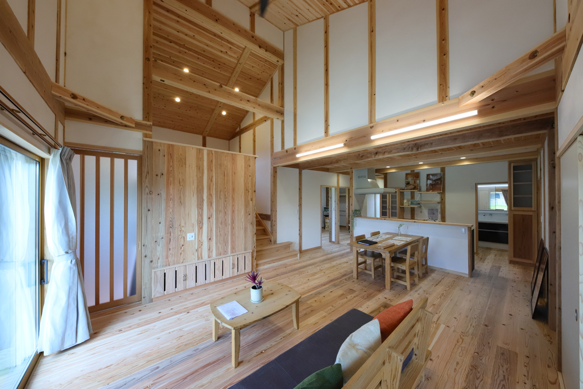 大空間リビングとスキップフロアのある家