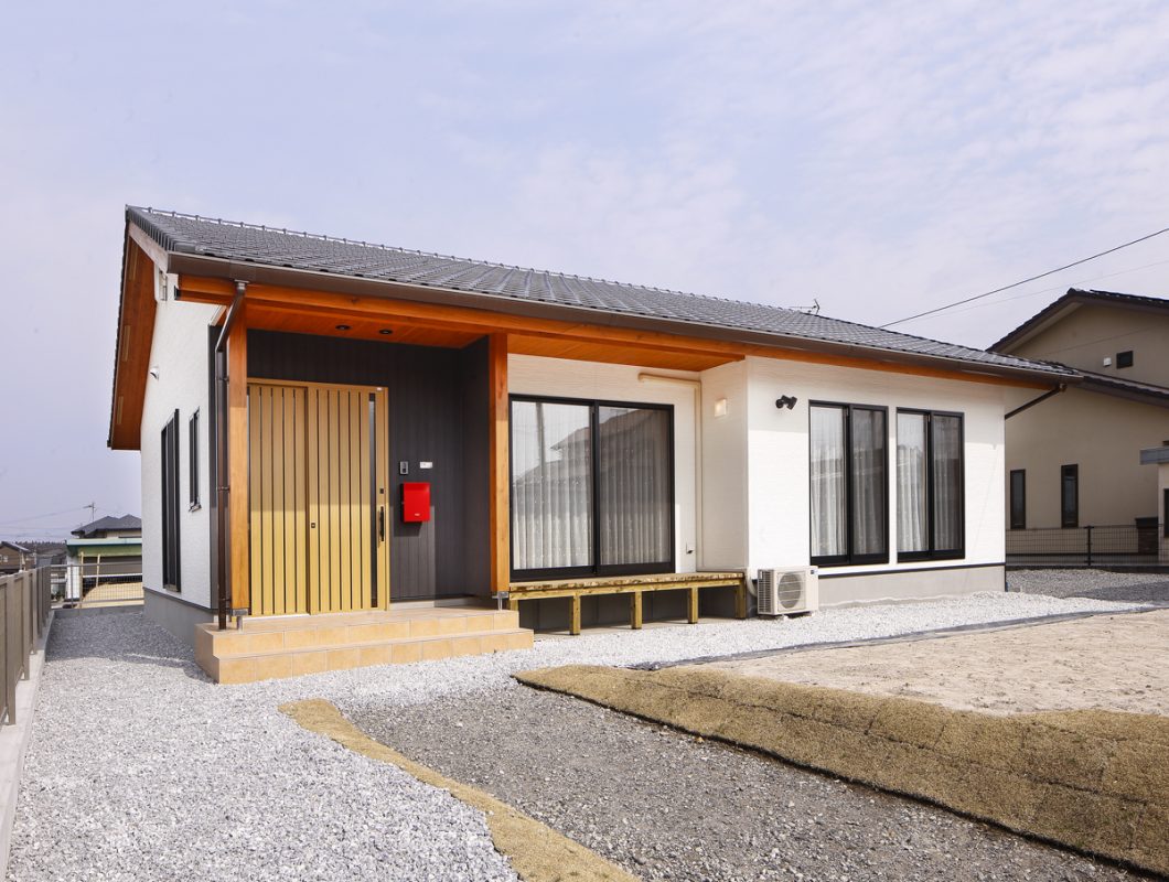 飽きのこないシンプルなデザインの平屋の家