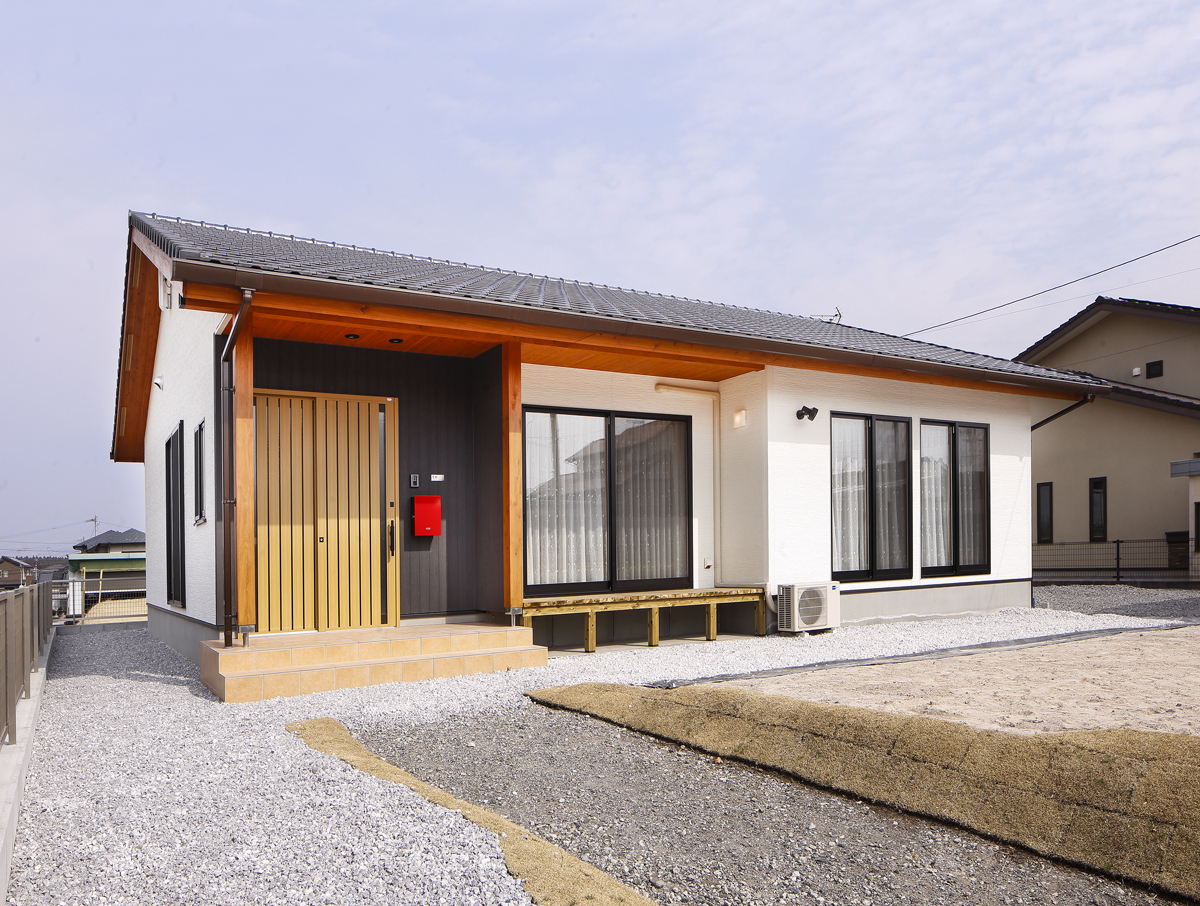 飽きのこないシンプルなデザインの平屋の家