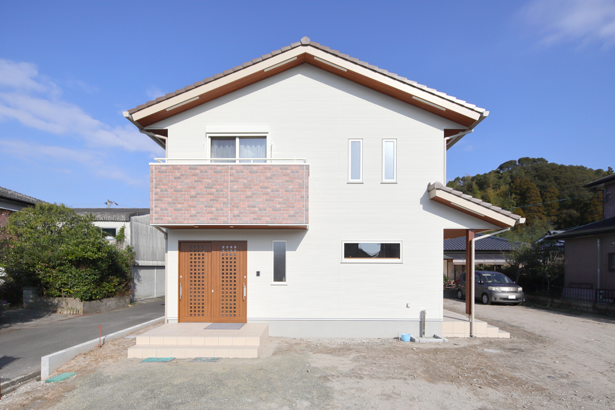 バルコニーと玄関の色がアクセントの可愛らしいお家