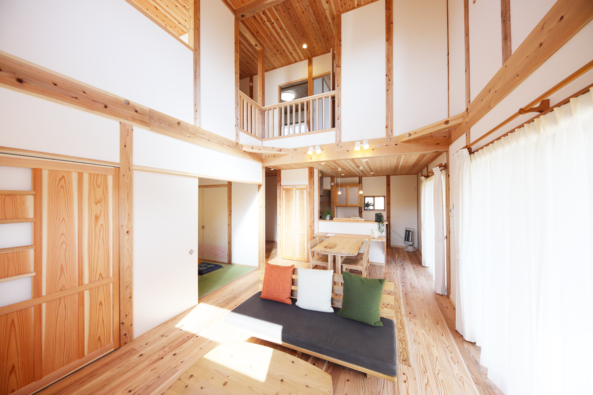 バルコニーと玄関の色がアクセントの可愛らしいお家