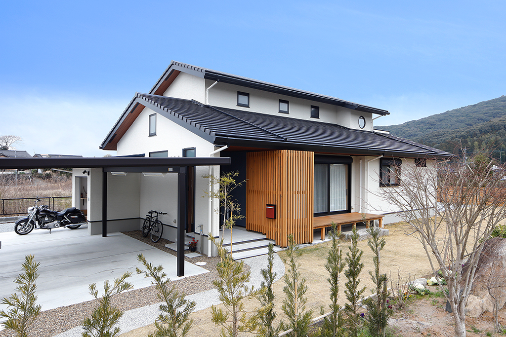 バイクガレージのある、威風堂々、風格の２階建て