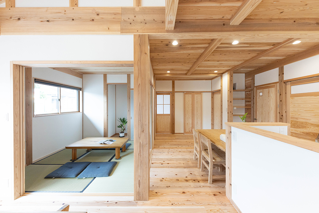 存在感抜群の大黒柱のある平屋