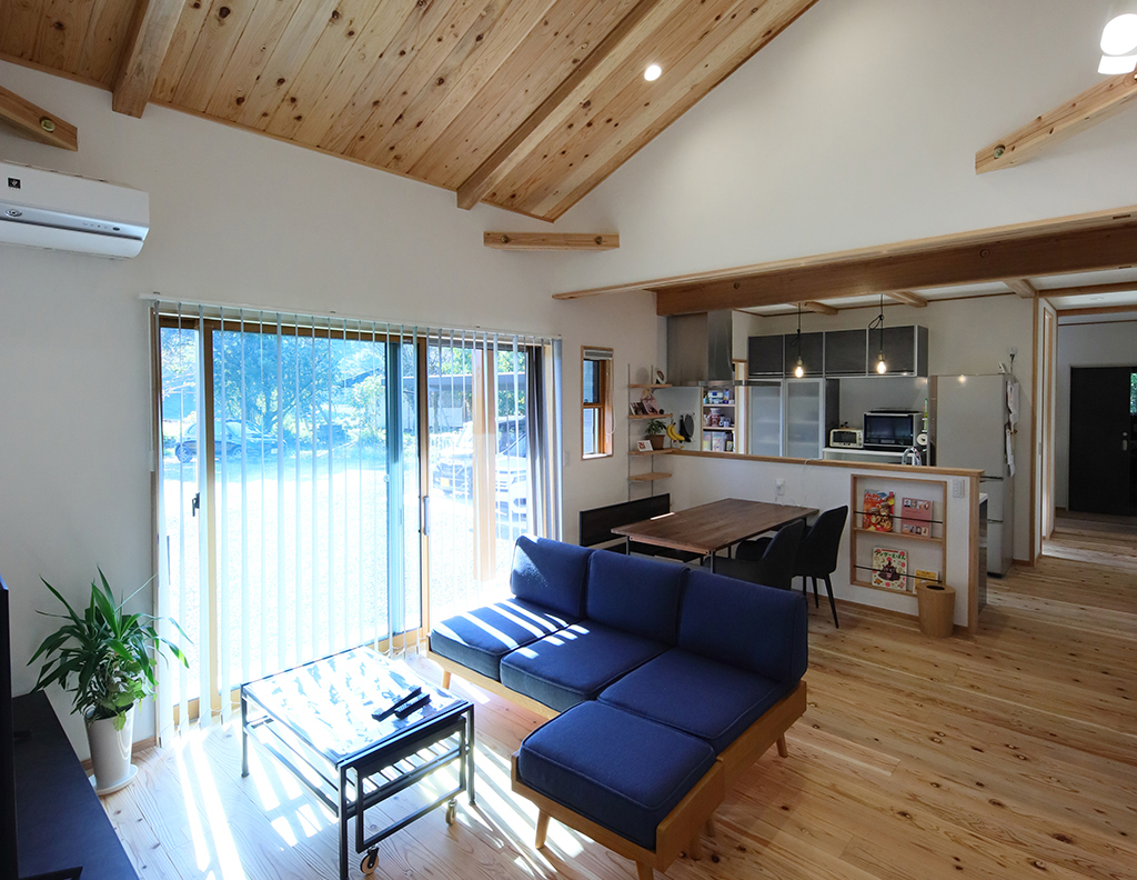 リビングに家族が集まる平屋の家