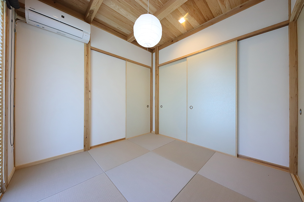 リビングに家族が集まる平屋の家