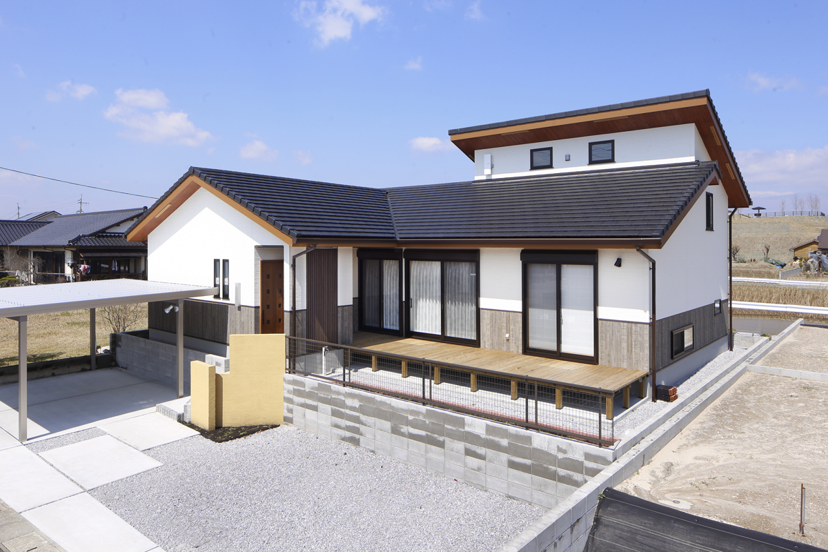 和モダンな外観が印象的な中二階建ての家