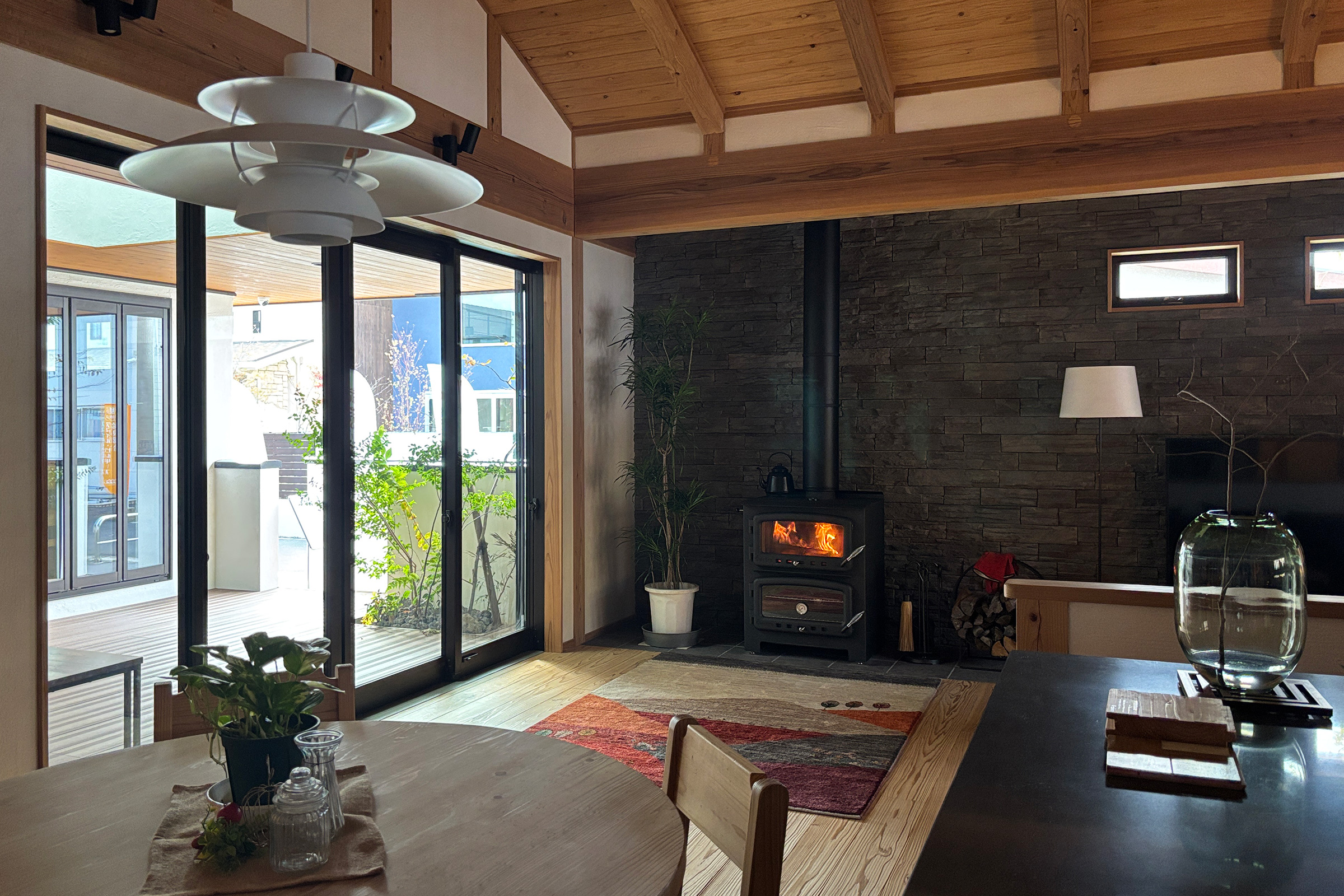 あたたかさに包まれる、
火のある暮らし。
