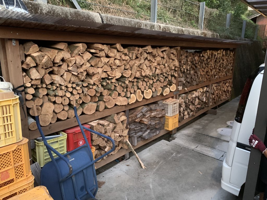 薪作り(焚き付け用)