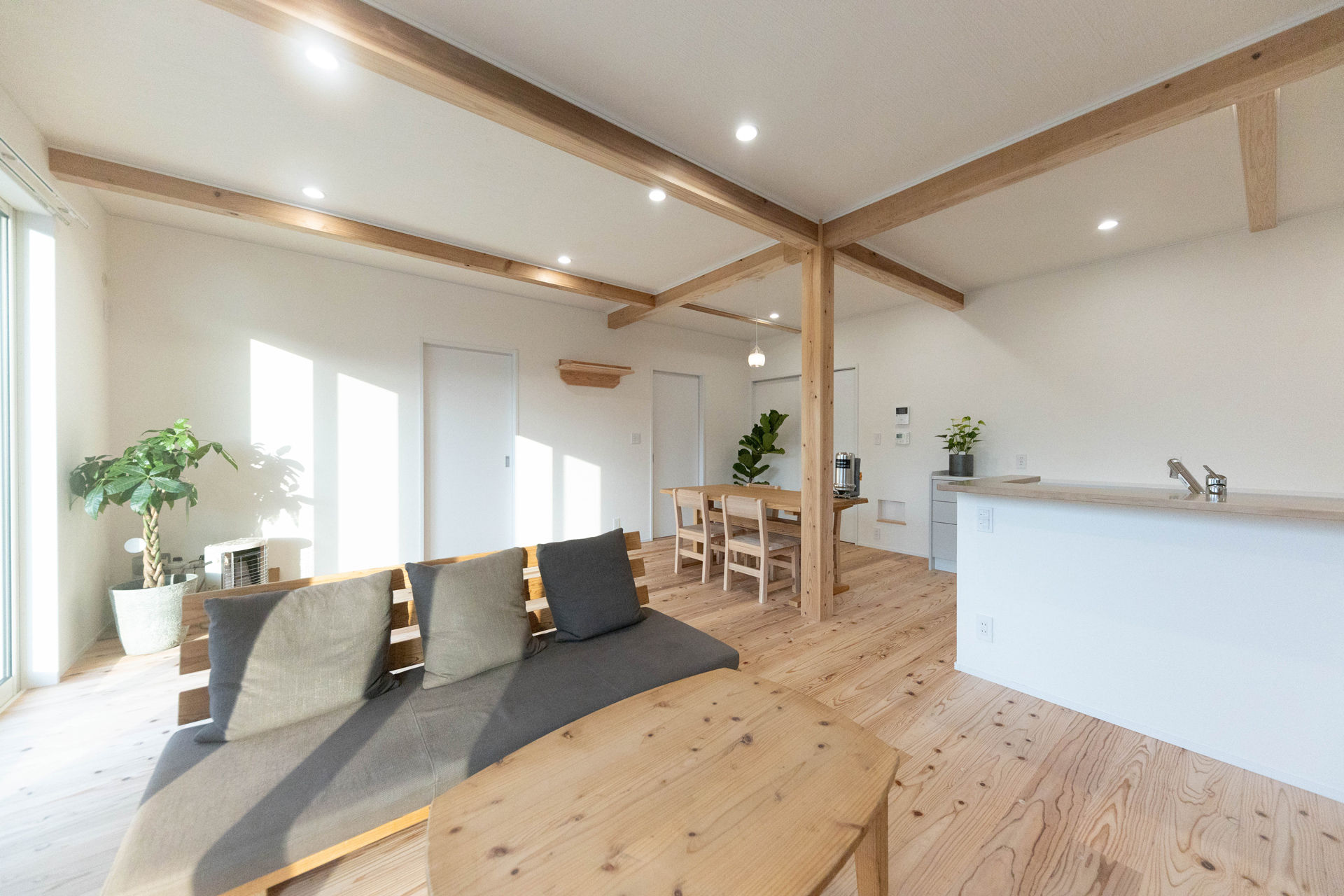 木の魅力が引き立つホワイトテイストの住まい