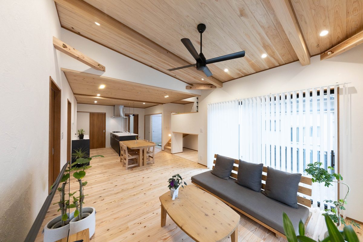 足元からぬくもりが広がる、人とペットに寄り添う家