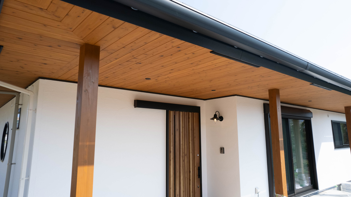 自然の中にいるような、木を感じられる平屋