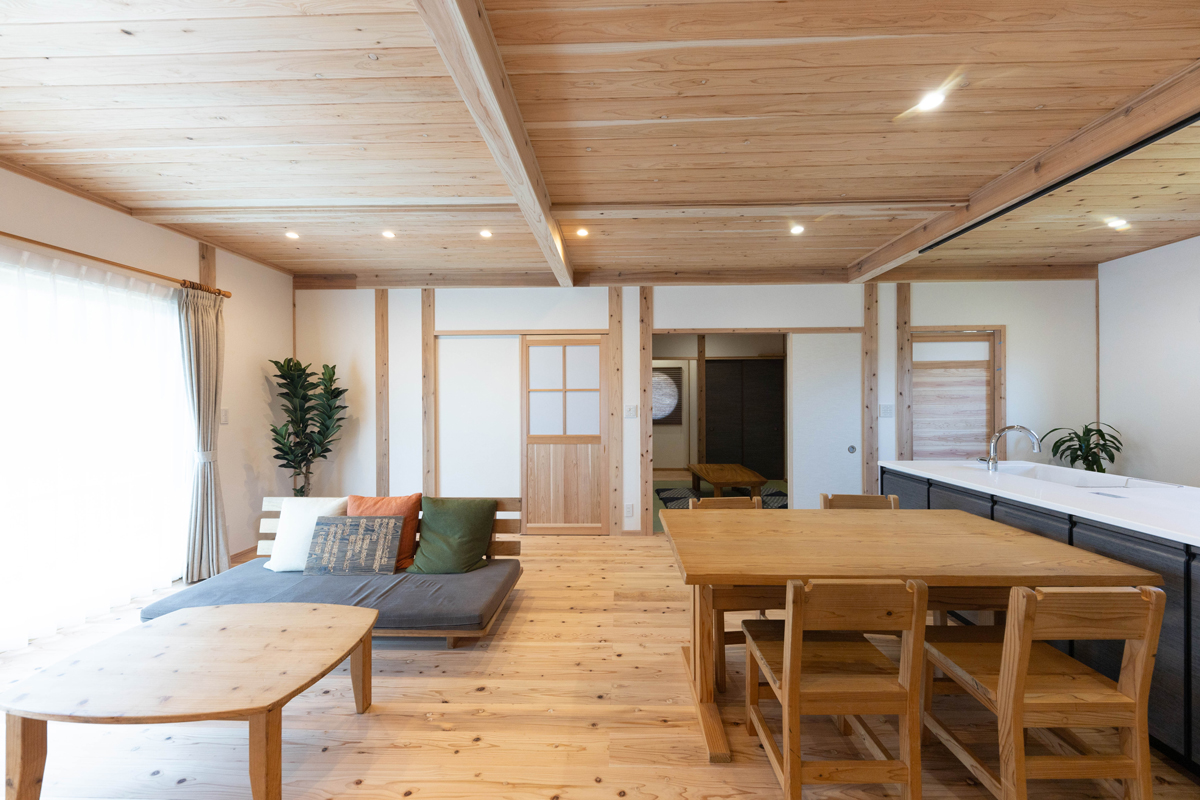 自然の中にいるような、木を感じられる平屋