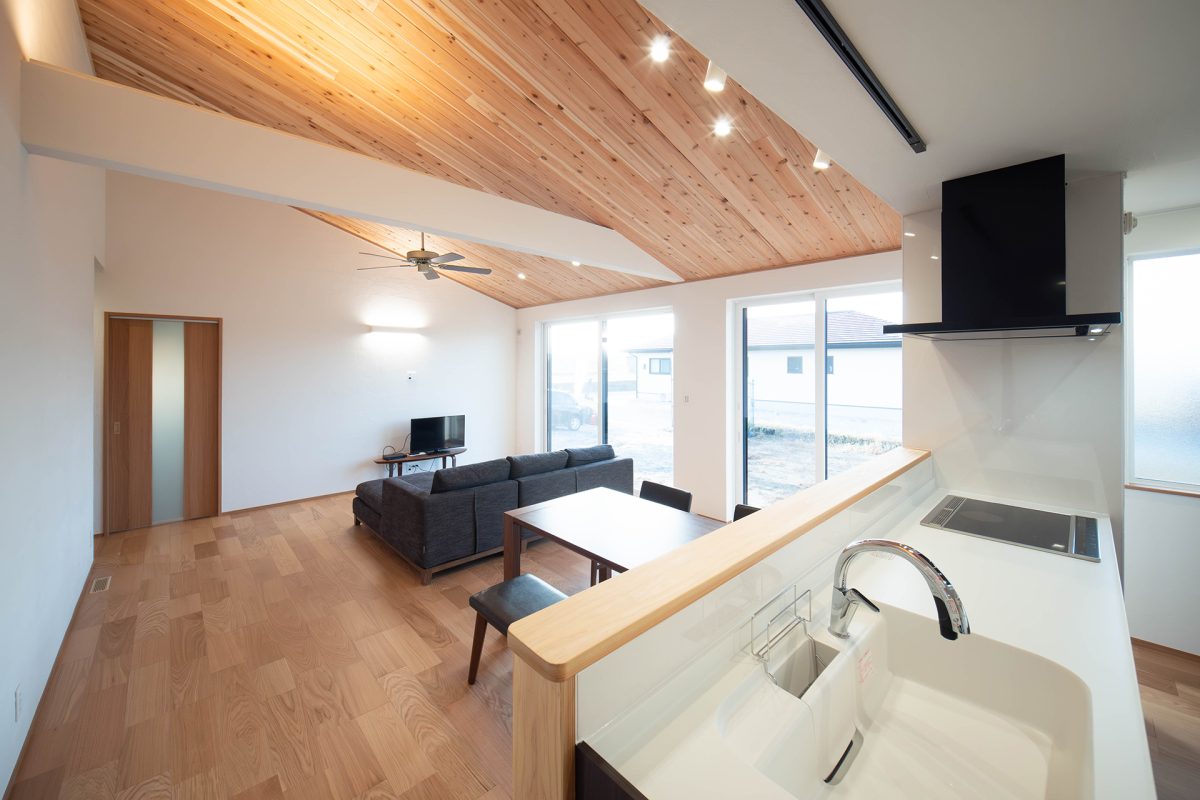 空気まで心地いい。漆喰仕上げの大人の平屋