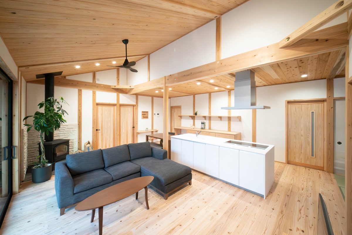 受け継いだ心地よさを、これからも。薪ストーブのある木の平屋