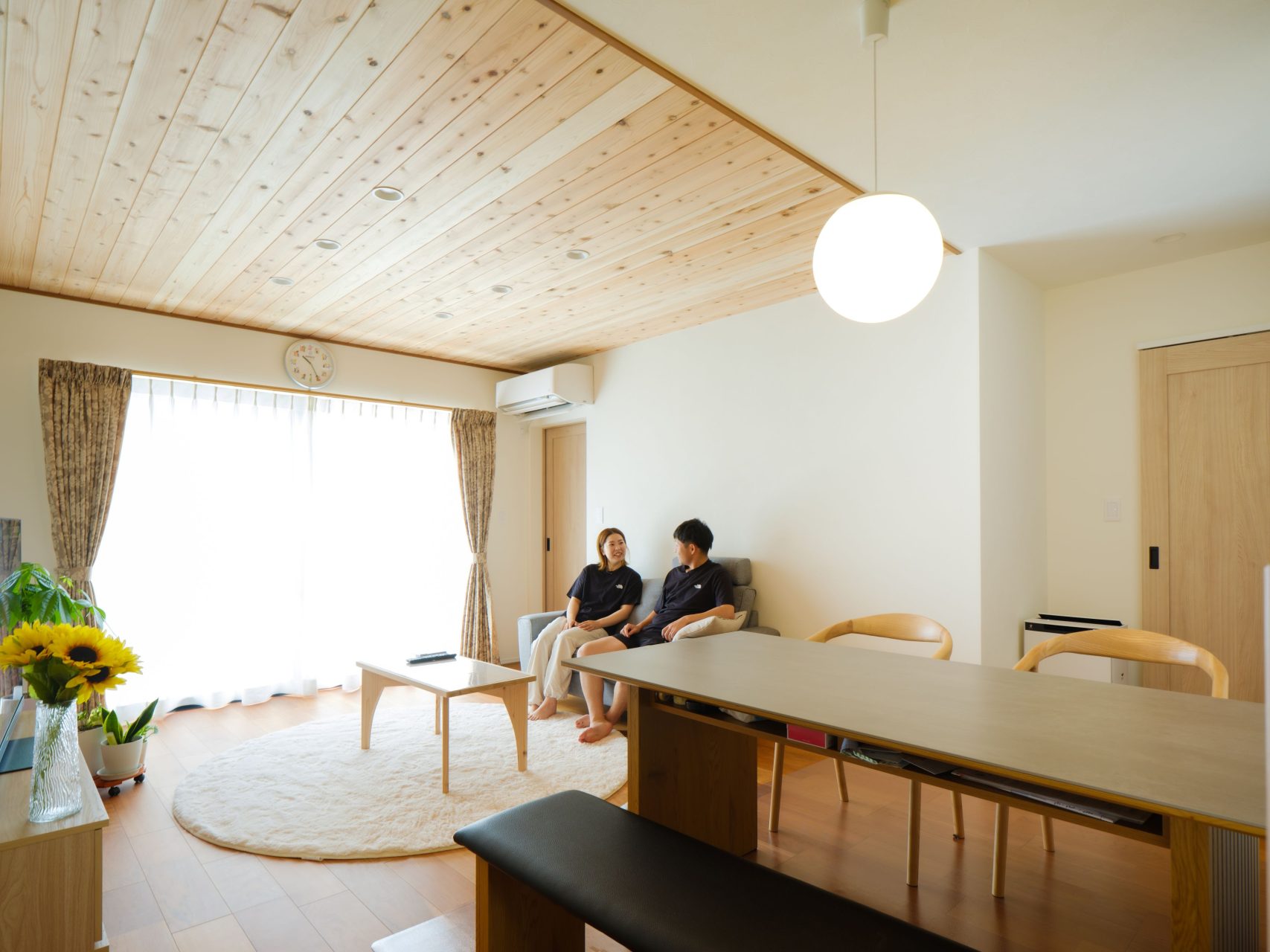 天井の木目が美しい、開放感に包まれるくつろぎの家