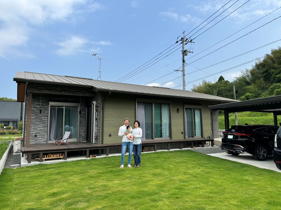 景色と調和したモダンな外観の家